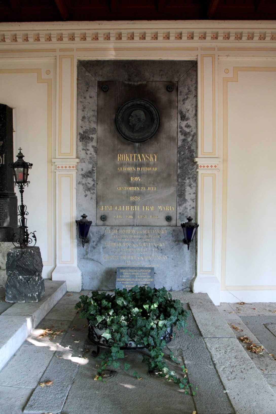 Carl von Rokitansky's tomb, Vienna - 02.JPG